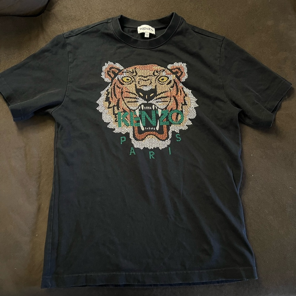 Men’s size small Kenzo Black Tee with Vibrant Tiger Design